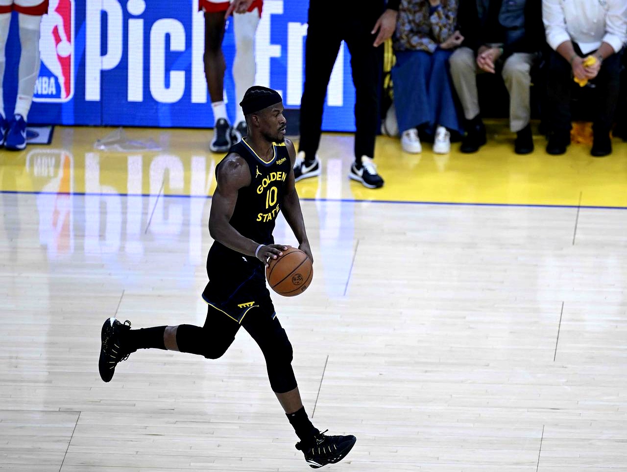 了解电子竞技体育-巴特勒在DWG比赛中重要助攻，表现优异引发热议！